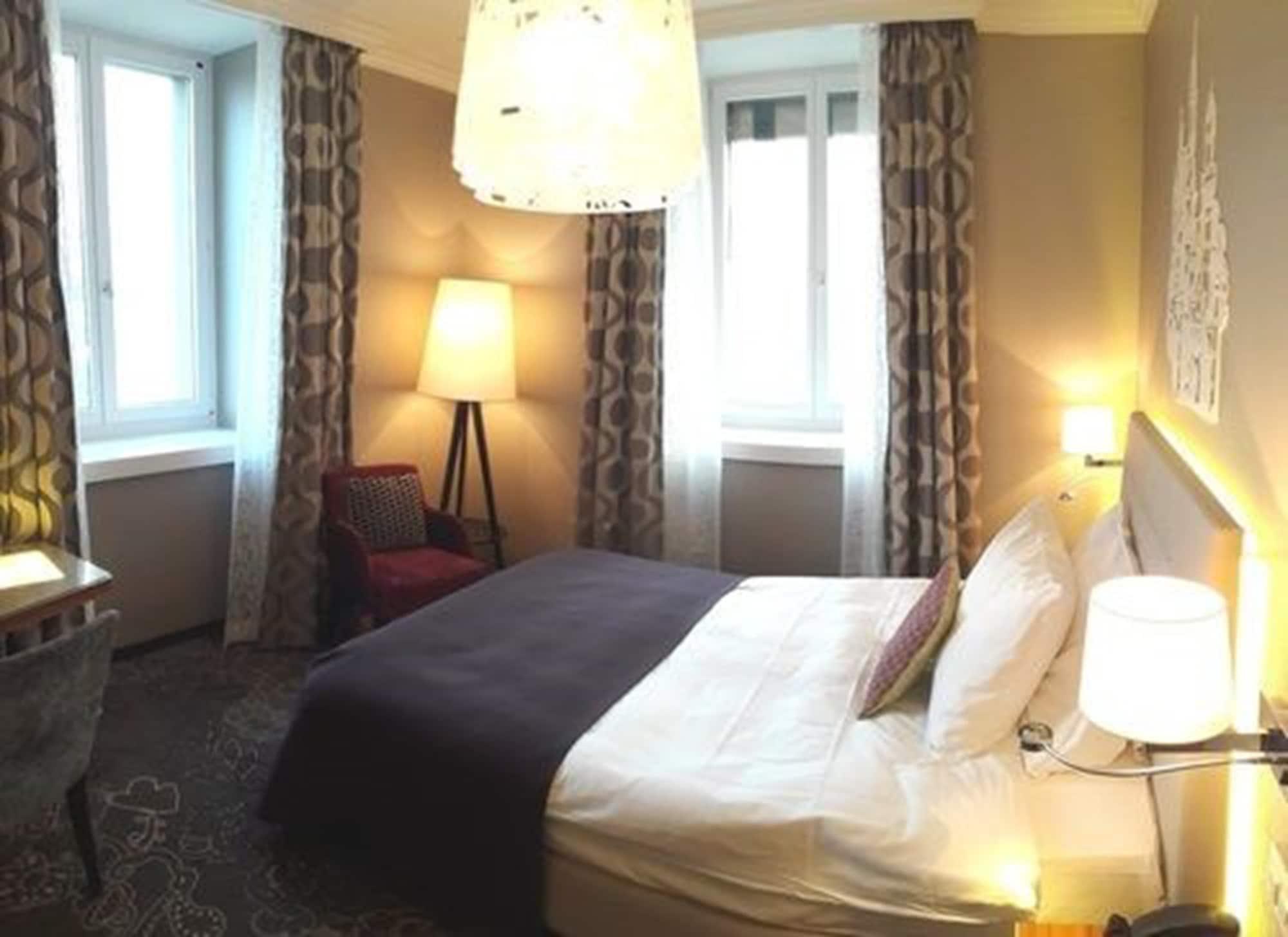 Hotel Schweizerhof Luzern Bagian luar foto A room at the hotel