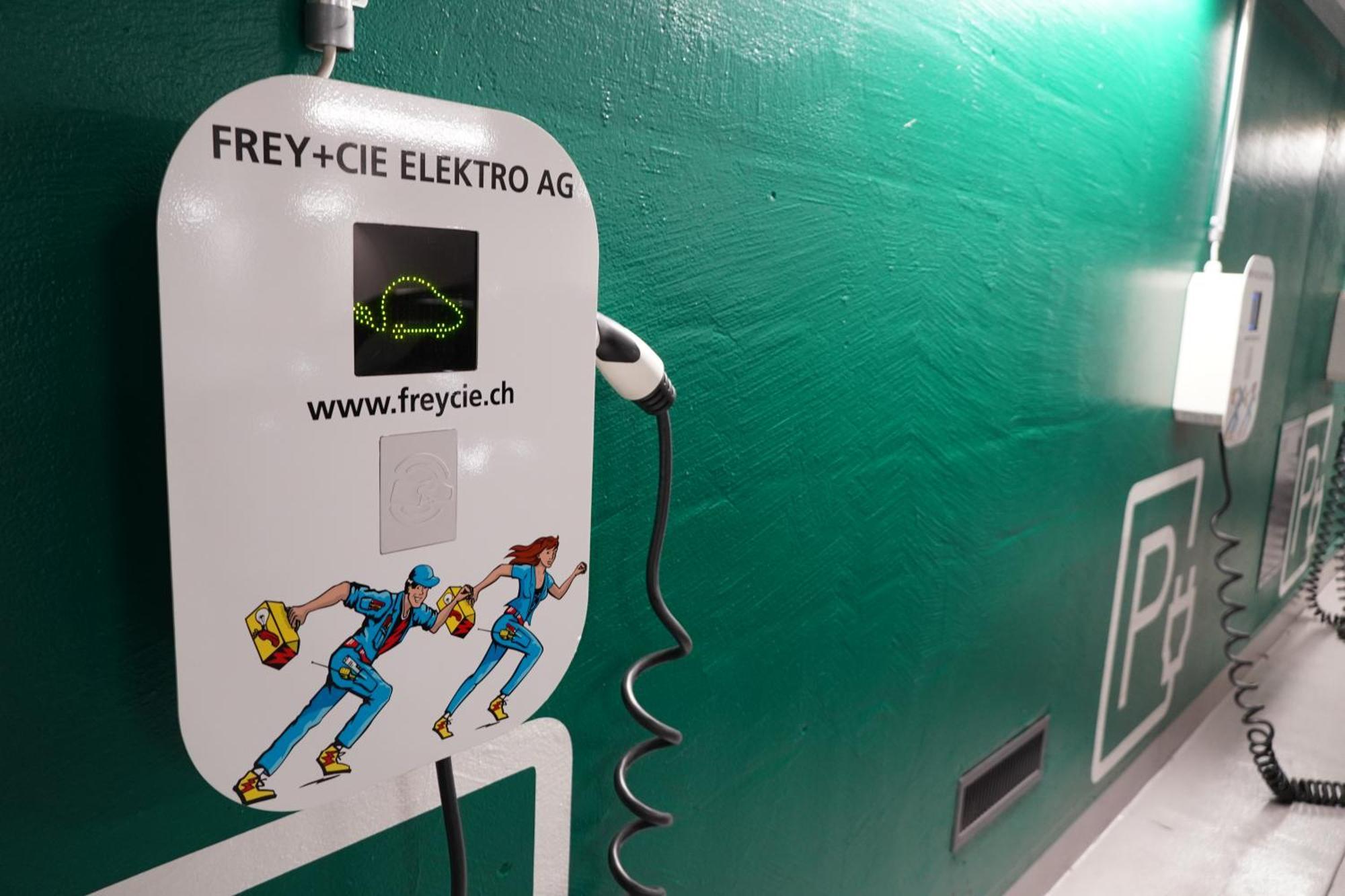 Hotel Schweizerhof Luzern Bagian luar foto A charging station for electric vehicles